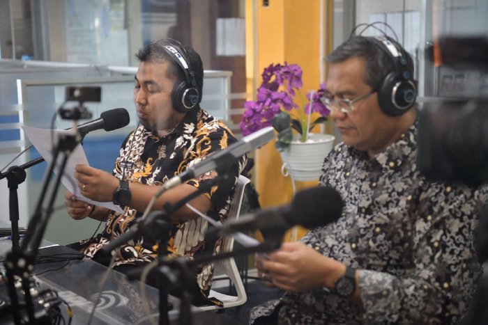 Penjabat (Pj) Bupati Aceh Besar, Muhammad Iswanto, bersama Guru Besar UIN Ar-Raniry, Profesor Syahrizal Abbas, menjadi pembaca berita