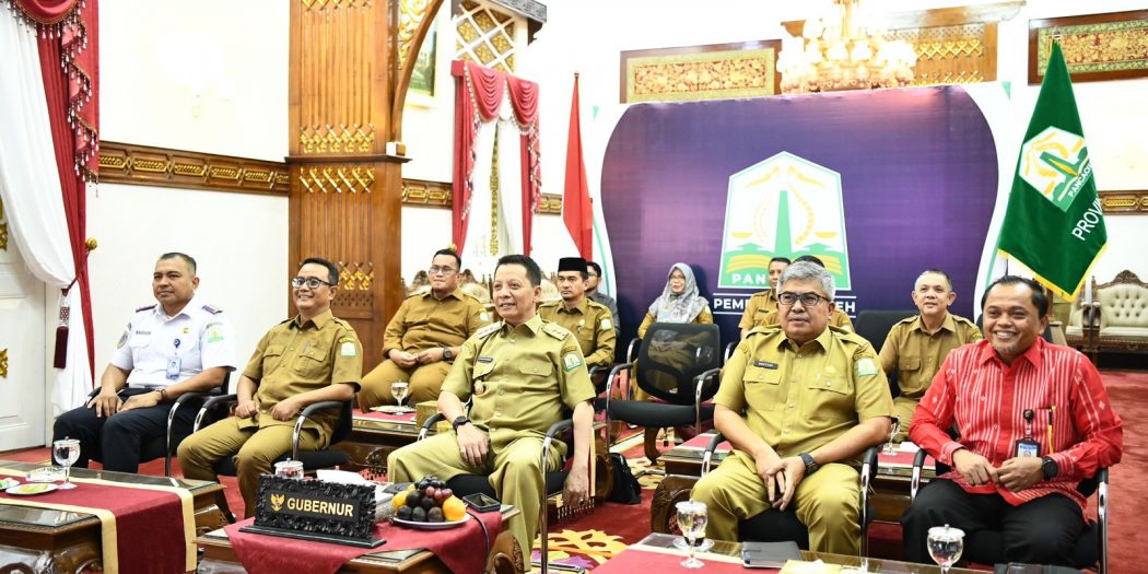 Pj.Gubernur Aceh, Achmad Marzuki didampingi Sekda Aceh, Bustami, Kepala Bank Indonesia Perwakilan Aceh, Achris Sarwani, dan Kepala SKPA terkait, saat mengikuti Rakor Pengendalian Inflasi Daerah bersama Menteri Dalam Negeri RI, Muhammad Tito Karnavian, secara virtual dari Meuligoe Gubernur Aceh, Banda Aceh, Senin (31/10/2022).