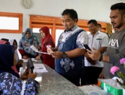 Pj Bupati Aceh Besar Serahkan BLT untuk Masyarakat Aceh Besar