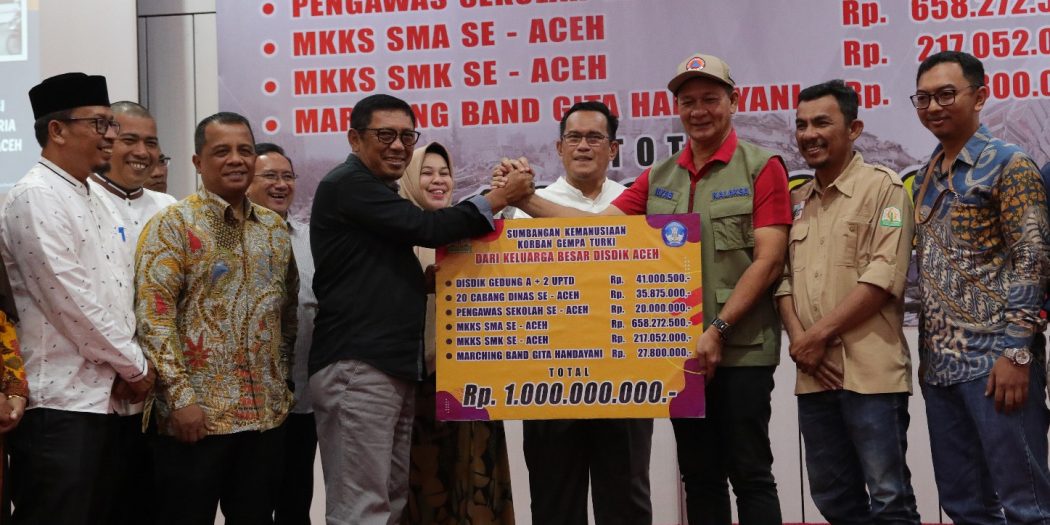 Kadisdik Aceh, Drs. Alhudri, MM, saat menyerahkan bantuan dari Keluarga Besar Dinas Pendidikan Aceh untuk korban bencana gempa Turki-Suriah senilai Rp 1.003.500.000, (satu miliar tiga juta lima ratus ribu rupiah) kepada Kalak BPBA, Dr. Ilyas, MP, yang disaksikan Kepala Bappeda Aceh, Dr. Ahmad Dadek, SH.,MH, dan Ketua Forum PRB Aceh, Muhammad Hasan, S.Si., M.Si di Aula Dinas Pendidikan Aceh, Jumat, (24/2/2023).