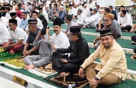 Pj Bupati Aceh Besar Muhammad Iswanto S.STP, MM menghadiri ceramah peringatan Maulid Nabi Muhammad Saw 1445 Hijriah di Masjid Raya Baiturrahman, Banda Aceh, Minggu (15/09/2024) malam.
FOTO/MC ACEH BESAR.