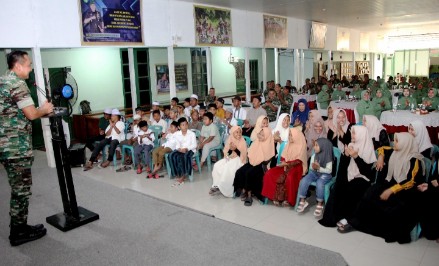 Dandim 0101/Kota Banda Aceh, Kolonel Czi Widya Wijanarko, S.Sos., M.Tr (Han), bersama Ketua Persit KCK Cabang XXVII Kodim 0101 PD Iskandar Muda, Ny. drg. Fajar Widya Wijanarko, Sp.Perio, dengan memberikan santunan kepada puluhan anak yatim di Aula Bakti TNI Makodim 0101/KBA, Jalan S.T.A Mahmudsyah Nomor 32, Gampong Baro, Kecamatan Baiturrahman, Kota Banda Aceh, Minggu (29/12/2024).