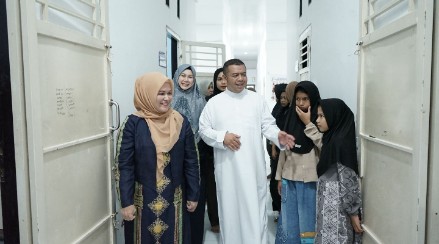 Isti Wakil Gubernur Aceh, Mukarramah, santuni anak yatim di Panti Asuhan Rumoh Seujahtera Aneuk Nanggroe, jum'at, 14-3-2025