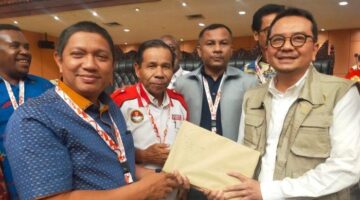 SERAHKAN DOKUMEN – Ketua Forkoda Calon DOB Aceh (Dr. Fuadri) didampingi Sekretaris Forkoda (Dr. Muslem dari CDOB Aceh Malaka), Abdurrahman Ahmad (Ketua CDOB Aceh Raya), dan Ir. Rasyidin (Ketua CDOB Kota Meulaboh) menyerahkan dokumen CDOB kabupaten dan kota kepada Ketua Forkonas CDOB Indonesia (Saiful Huda), di Jakarta, Jumat (21/2/2025). Dok Serambi Indonesia 