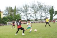 Pemain Matador FC (kiri) berebut bola dengan pemain PSKD Kajhu dalam laga final turnamen HUT ke-71 PS Karya Utama di Lapangan Blang Kunyet, Lamreung, Kecamatan Krueng Barona Jaya, Aceh Besar, Sabtu (17/5/2025) sore. FOTO/BEDU SAINI