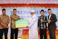 *Caption-BSI Perkuat Literasi Ekonomi Syariah Berkelanjutan di Aceh*Pidie Jaya, 12 Mei 2025. PT Bank Syariah Indonesia Tbk (BSI) terus memperkuat literasi ekonomi syariah di Aceh sebagai bentuk komitmen perseroan membangun ekonomi daerah.Dalam kesempatan ini, BSI juga memberikan dukungan fasilitas Sentra UMKM BSI di Aceh diwakilkan oleh Direktur Risk Management BSI Helmi H Harumansyah (Dua dari kiri), didampingi Wakil Bupati Pidie Jaya Hasan Basri (kiri), Direktur Dayah Jeumala Amal Hamdani AR (tiga dari kiri), Wakil Gubernur Aceh Fadhlullah (empat dari kiri) dan Ketua Yayasan Jeumala Amal Teuku Umar Laksamana (paling kanan) di Aceh.