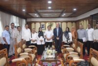 Wakil Gubernur Aceh, Fadhlullah, SE, di dampingi kepaa SKPA terkait menerima audiensi Yayasan Inisiatif Dagang Hijau (YIDH) di ruang kerja Wakil Gubernur Aceh, Rabu, 14/05/2025