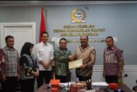 keterangan Foto: Sekda Aceh M. Nasir atas nama. Pemerintah Aceh didampingi Perwakilan DPR Aceh, Jajaran Tim Revisi UUPA, para Akademisi dan Tokoh masyarakat Aceh menyerahkan draf revisi UUPA kepada Kepala Bidang Keahlian Sekretariat Jenderal DPR RI, Inosentius Samsul, di ruang rapat Sekjen DPR RI, Jumat, 23 Mei 2025. (Foto: Humas BPPA)