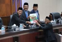 Wakil Gubernur Aceh Fadhlullah, SE, didampingi Plt Sekda Aceh, M. Nasir S.IP, MPA, dan SKPA terkait menghadiri Rapat Paripurna DPRA dengan agenda penyampaian rekomendasi DPRA terhadap LKPJ Gubernur Aceh tahun 2024 di Gedung Utama DPRA, Senin, 26/5/2025