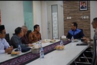 Keterangan Foto: Wakil Gubernur Aceh, Fadlullah didampingi Juru Bicara Pemerintah Aceh, Teuku Kamaruzzaman, dan sejumlah Anggota DPR Aceh serta Walikota Subulussalam saat bertemu Kepala KKK, Rabu, 28 Mei 2025.