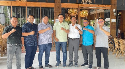 Sembilan Anggota DPRA dari Dapil X Berfoto Bersama Usai Pembentukan Forum
Sembilan anggota DPRA dari Dapil X yang meliputi Aceh Jaya, Aceh Barat, Nagan Raya, dan Simeulue resmi membentuk Forum DPRA Dapil X sebagai wadah koordinasi untuk memperkuat penyerapan aspirasi rakyat. Dari kiri ke kanan: H. Hendri Muliana (Partai Aceh), Ir. H. Azhar Abdurrahman (Partai Aceh), Dr. Fuadri (PAN), Nurchalis (NasDem), Edi Kamal (Demokrat), Musdi Fauzi (PKB), Ihya Ulumuddin (PKS), Iskandar (Golkar), dan Mawardi (PPP).