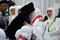 Wali Kota Banda Aceh, Illiza Sa’aduddin Djamal, secara resmi melepas keberangkatan 124 jemaah calon haji (JCH) Aceh yang tergabung dalam Kelompok Terbang (Kloter) 12, Kamis (29/5/2025), di Aula Jeddah, Kompleks Asrama Haji Embarkasi Aceh.