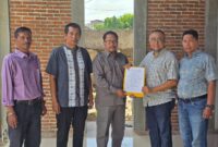 Ketua SPS Aceh, Mukhtaruddin Usman (dua dari kanan) menyerahkan Surat Keputusan (SK) Panitia Pelaksana HUT ke-79 dan Rakernas SPS Tahun 2025 kepada Ketua Panitia, Muhammad Saleh (tengah), disaksikan jajaran pengurus lainnya di Banda Aceh, Jumat (11/7/2025). Acara nasional ini dijadwalkan berlangsung 24–27 Juli 2025 di Banda Aceh.