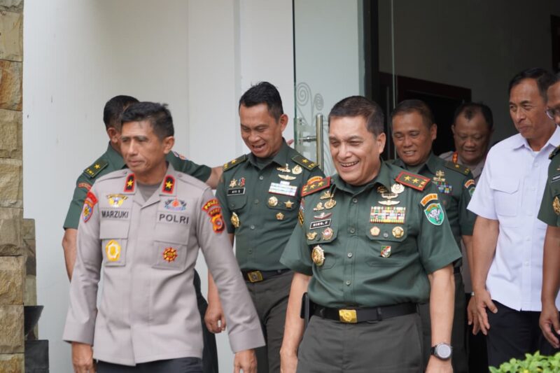 Pangdam Iskandar Muda bersama Kapolda Aceh memperkuat sinergi TNI-Polri dalam menjaga keamanan dan ketertiban di Aceh. [Photo: Pendam IM]