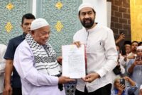 Gubernur Aceh, Muzakir Manaf, mengukuhkan Tgk. H. Muhammad Ali Bin Tgk. H. Abdul Muthaleb (Abu Paya Pasi) sebagai Imam Besar Masjid Raya Baiturrahman Banda Aceh, di MRB Rabu, 13/8/2025.