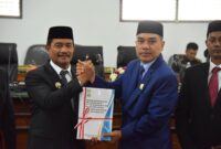 Wakil Bupati Aceh Besar, Drs. H. Syukri A. Jalil, menyerahkan dokumen RPJMD 2025-2029 kepada Ketua DPRK Aceh Besar di Gedung Paripurna Kota Jantho, Selasa (9/9/2025).