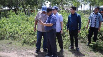 Bupati Muharram Idris didampingi Wakil Bupati dan pejabat terkait meninjau lokasi pembangunan Sekolah Rakyat di Kota Jantho, Kamis (25/09/2025).
