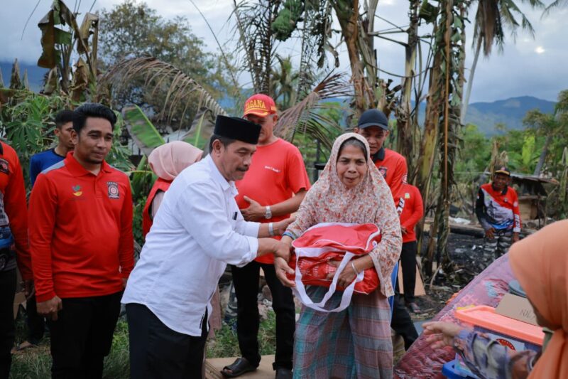 Wakil Bupati Aceh Besar, Drs. Syukri A Jalil salurkan bantuan masa panik untuk korban kebakaran di Gampong Pantee Rawa, Kecamatan Sukamakmur, Minggu (28/09/2025) sore.
FOTO/MC ACEH BESAR