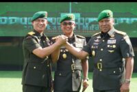 “Pangdam Iskandar Muda Mayjen TNI Joko Hadi Susilo (tengah) berjabat tangan dengan pejabat lama dan baru Kasdam IM usai upacara serah terima jabatan di Lapangan Sanggamara, Banda Aceh, Selasa (23/9/2025).”
