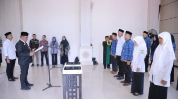 Bupati Aceh Besar Muharram Idris menandatangani berita acara usai mengukuhkan empat Kepala Puskesmas dan melantik delapan pejabat fungsional di Kantor Bupati, Kota Jantho, Kamis (25/9/2025). Foto: Prokopim Pemkab Aceh Besar
