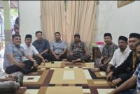 Rombongan Serikat Perusahaan Pers (SPS) Aceh dipimpin Ketua SPS Aceh Muktarruddin Usman menggelar takziah ke rumah duka almarhumah Hajjah Ummiyah binti Tgk Jufri, ibunda CEO Acehconnect.com Abdul Manaf Wahi, di Lambhuk, Banda Aceh, Jumat (26/9/2025).
