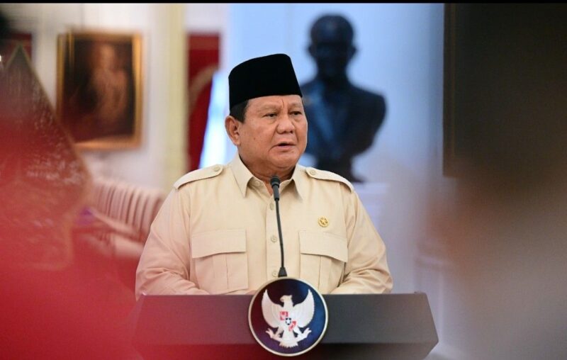 Presiden Prabowo menerima laporan Kepala BGN Dadan Hindayana terkait kasus MBG
