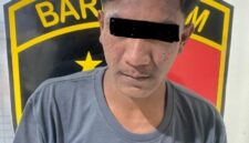 “Pelaku curanmor diamankan Satreskrim Polresta Banda Aceh beserta barang bukti motor.” [Photo: Polresta]
