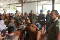 RAZIA KE WARKOP – Petugas Satpol PP-WH Aceh melakukan razia di salah satu warung kopi (warkop) di Kecamatan Ulee Kareng, Banda Aceh, Selasa (16/9/2025), menindak ASN yang kedapatan nongkrong saat jam kerja.
