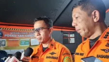 Direktur Operasi Pencarian dan Pertolongan Basarnas Laksamana Pertama TNI Yudhi Bramantyo (kiri) dan Kepala Kantor SAR Surabaya, Nanang Sigit di posko asrama putri Ponpes Al-Khoziny, Kecamatan Buduran, Sidoarjo, Minggu (5/10/2025). Foto: Farusma Okta Verdian/kumparan
