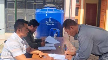 Warga Gampong Jruek Bak Kreh antusias memberikan suara pada Pemilihan Keuchik 5 Oktober 2025.
(Gambar: Warga sedang mengantri untuk memberikan suara di meja pemilihan.