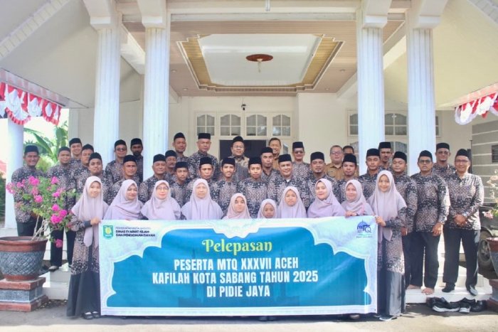 “Wali Kota Sabang Zulkifli H. Adam melepas kafilah MTQ Kota Sabang yang akan berlaga di MTQ XXXVII Aceh di Pidie Jaya, Senin (27/10/2025).”