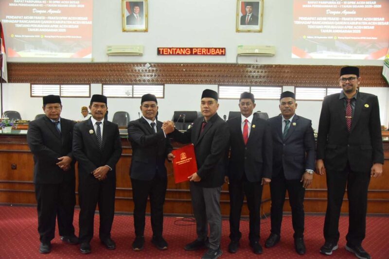 Bupati Muharram Idris bersama pimpinan DPRK memperlihatkan dokumen persetujuan Qanun APBK-P Aceh Besar TA 2025 usai disahkan dalam Sidang Paripurna di Kota Jantho. (Foto/MC Aceh Besar)
