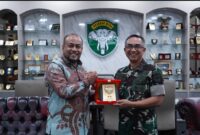 Pangdam Iskandar Muda Mayjen TNI Joko Hadi Susilo menerima audiensi Direktur Utama Bank Aceh Fadhil Ilyas di Makodam IM. Pertemuan bahas peluang kerja sama strategis demi pembangunan ekonomi dan kesejahteraan masyarakat Aceh.