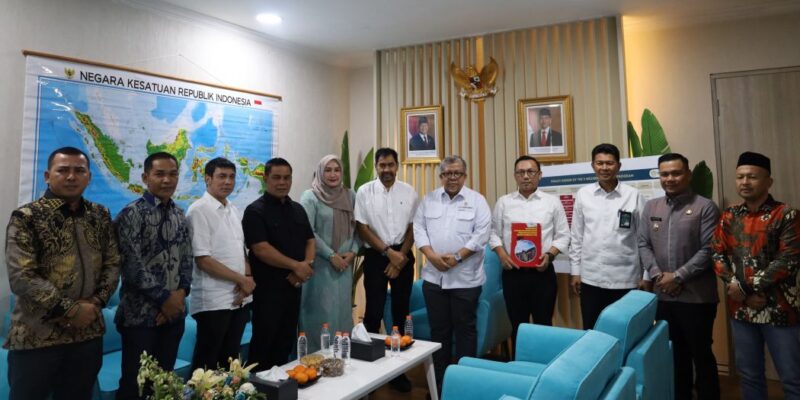 “Gubernur Aceh Mualem bersama Ketua TP PKK Aceh Marlina Muzakir, kepala daerah Aceh, dan anggota DPRA Edi Sadiqin berfoto bersama Wamen PKP Fahri Hamzah usai membahas pengusulan Inpres pembangunan rumah bagi mantan kombatan GAM di Jakarta, Senin (6/10/2025).”