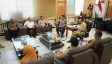 Kapolda Aceh Irjen Pol. Marzuki Ali Basyah menerima audiensi Kepala BBPOM Aceh, Riyanto, membahas sinergi pengawasan obat dan makanan di ruang kerja Kapolda Aceh, Selasa (7/10/2025).