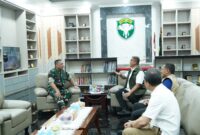 Brigjen TNI Yudha Fitri bersama Mayjen TNI Dodi Tri Winarto membahas sinergi pelestarian hutan Aceh di Makodam Iskandar Muda, Banda Aceh, Senin (6/10/2025).