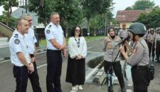 Delegasi Kepolisian Prancis disambut Kepala Sepolwan Kombes Pol. Dr. Melda Yanny saat meninjau fasilitas dan berdialog dengan siswa Bintara Polwan Angkatan ke-58 di Jakarta, Selasa (7/10/2025).