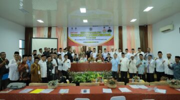 Foto Bersama Bupati Aceh Besar Muharram Idris yang diwakili Asisten II Sekdakab H.M Ali S.Sos M.Si dengan Imum Mukim Se-Aceh Besar pada Duek Pakat Raya Ke-6 yang dilaksanakan di Aula Dekranasda Aceh Besar, Gani, Ingin Jaya, Selasa (07/10/2025).
FOTO/MC ACEH BESAR