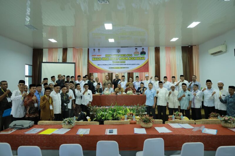 Foto Bersama Bupati Aceh Besar Muharram Idris yang diwakili Asisten II Sekdakab H.M Ali S.Sos M.Si dengan Imum Mukim Se-Aceh Besar pada Duek Pakat Raya Ke-6 yang dilaksanakan di Aula Dekranasda Aceh Besar, Gani, Ingin Jaya, Selasa (07/10/2025).
FOTO/MC ACEH BESAR