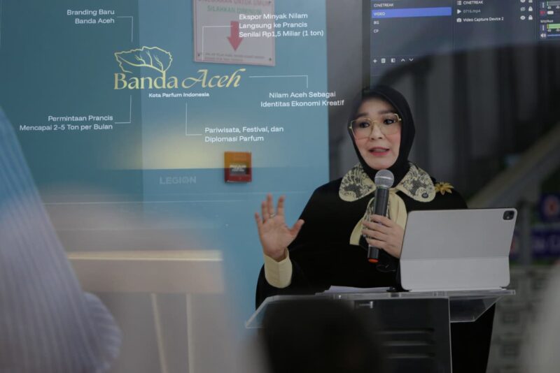 Caption Photo:
Wali Kota Banda Aceh Illiza Sa’aduddin Djamal meninjau kondisi ruas jalan strategis di pusat kota bersama jajaran Dinas PUPR. Pemerintah Kota terus berkolaborasi dengan pemerintah pusat untuk peningkatan infrastruktur jalan.