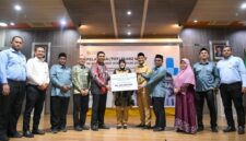 Wali Kota Banda Aceh Illiza Sa’aduddin Djamal menerima simbolis zakat perusahaan PT Bank Aceh Syariah sebesar Rp500 juta dari Kepala KPO Bank Aceh Syariah Andri di Aula Balai Kota Banda Aceh, Selasa (7/10/2025).