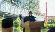 Caption Photo:Wali Kota Banda Aceh Illiza Sa’aduddin Djamal bersama pejabat Kementerian PUPR dan DPR RI meninjau Jembatan Gantung Lamseupeung–Lambhuk usai peresmian. Jembatan ini mempermudah akses warga menuju Masjid Haji Keuchik Leumik.