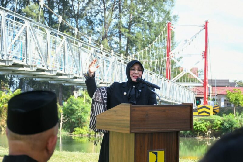Caption Photo:Wali Kota Banda Aceh Illiza Sa’aduddin Djamal bersama pejabat Kementerian PUPR dan DPR RI meninjau Jembatan Gantung Lamseupeung–Lambhuk usai peresmian. Jembatan ini mempermudah akses warga menuju Masjid Haji Keuchik Leumik.