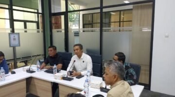 Bupati Aceh Besar melaksanakan rapat terkait pemanfaatan panas bumi di Seulawah di Kementerian Energi dan Sumber Daya Mineral (ESDM) Jakarta, Kamis (09/10/2025). FOTO/DOK PEMKAB ACEH BES