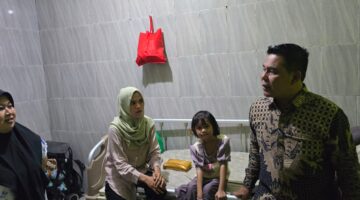 Bupati Aceh Besar H Muharram Idris kunjungi pasien bocor jantung Fatalia dan Aisyah yang sedang menjalani pengobatan di Rumah sakit Harapan Kita Jakarta, Jumat (10/10/2025).
FOTO/ DOK PEMKAB ACEH BESAR