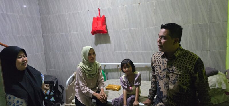 Bupati Aceh Besar H Muharram Idris kunjungi pasien bocor jantung Fatalia dan Aisyah yang sedang menjalani pengobatan di Rumah sakit Harapan Kita Jakarta, Jumat (10/10/2025).
FOTO/ DOK PEMKAB ACEH BESAR