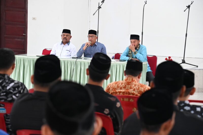Asisten 1 Sekdakab Aceh Besar Farhan AP menyampaikan arahan dan persiapan pada rapat akhir mekanisme pemberangkatan kafilah di Aula Kantor Camat Kecmatan Ingin Jaya, Aceh Besar, Minggu (26/20/2025). FOTO/MC ACEH BESAR