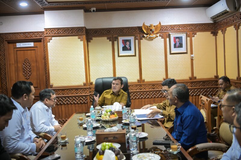 Wakil  Gubernur Aceh, Fadlullah Menerima Audiensi Tim Derektorat IV pada Jaksa Agung Muda Inteligent Terkait penyelesaian Permasalahan Ruas Jalan Tol Sigli Banda Aceh, di ruang rapat Wakil Gubernur Aceh, Banda Aceh,  27/10/2025