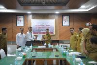 Wakil Gubernur Aceh, Fadhlullah. SE., di dampingi sejumlah kepala SKPA terkait, menerima entry meeting tim BPK perwakilan Aceh di ruang rapat Sekda Aceh,  27/10/2025