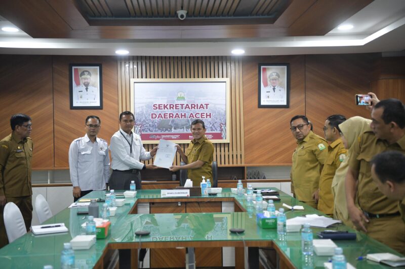 Wakil Gubernur Aceh, Fadhlullah. SE., di dampingi sejumlah kepala SKPA terkait, menerima entry meeting tim BPK perwakilan Aceh di ruang rapat Sekda Aceh,  27/10/2025